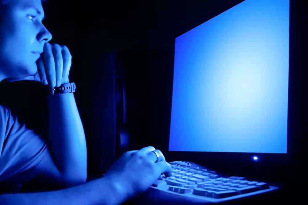 Màn hình máy tính bị màu xanh do đâu? Nguyên nhân và cách khắc phục.