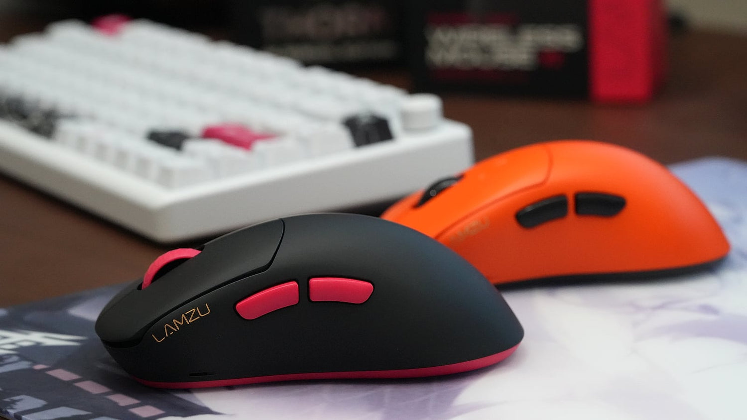 Lamzu Thorn V2 màu đen đỏ cạnh phiên bản màu cam trong góc gaming