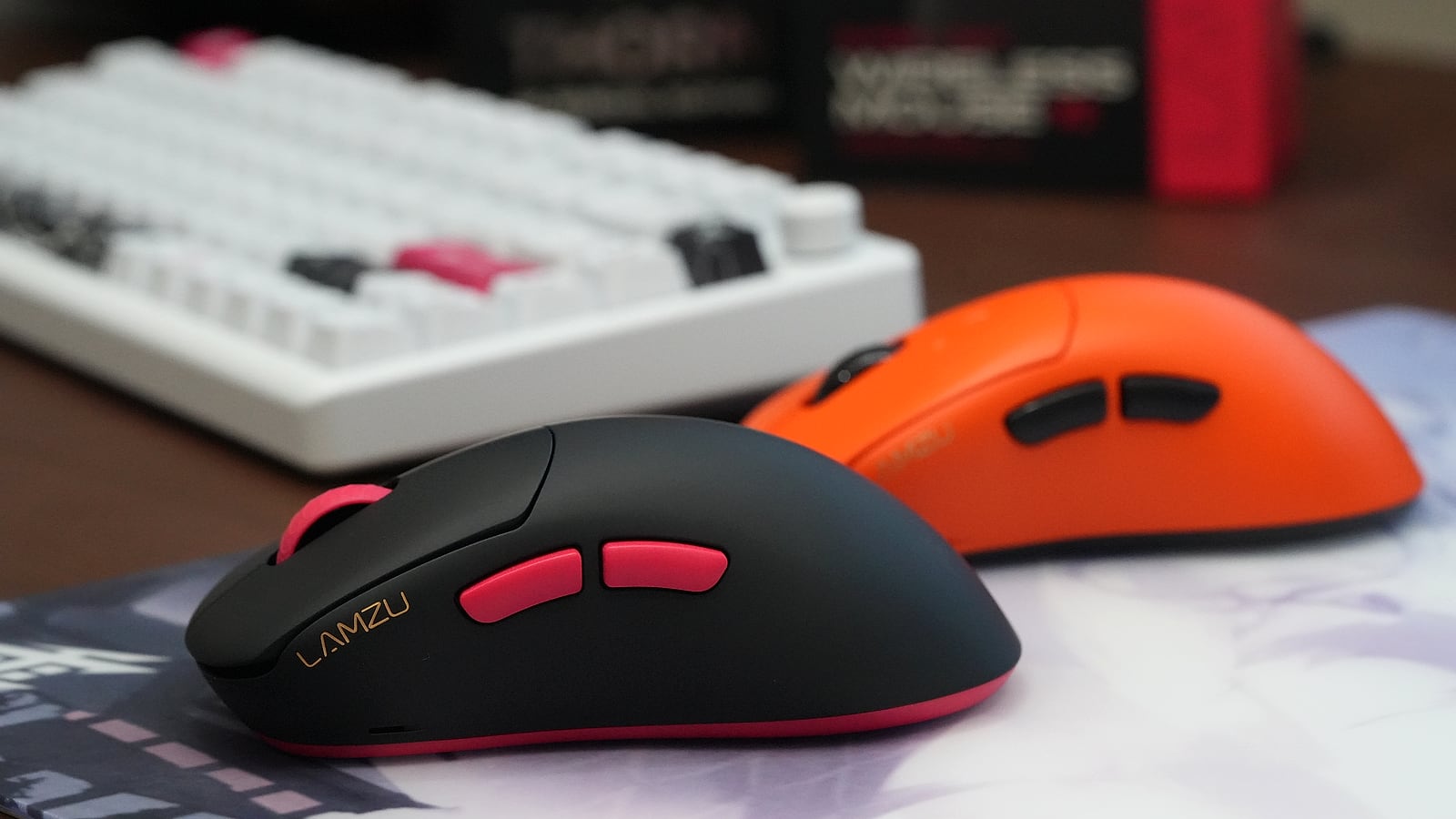 Lamzu Thorn V2 màu đen đỏ cạnh phiên bản màu cam trong góc gaming