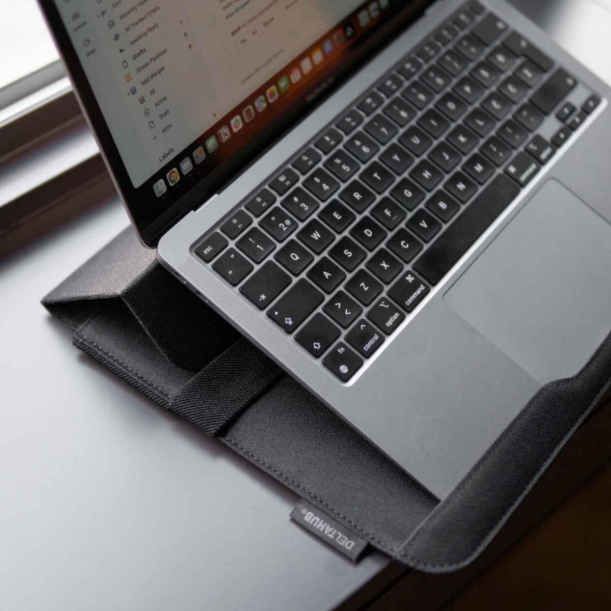 Túi đựng kiêm dựng laptop DeltaHub Formo - 3 in 1 Laptop Bag.