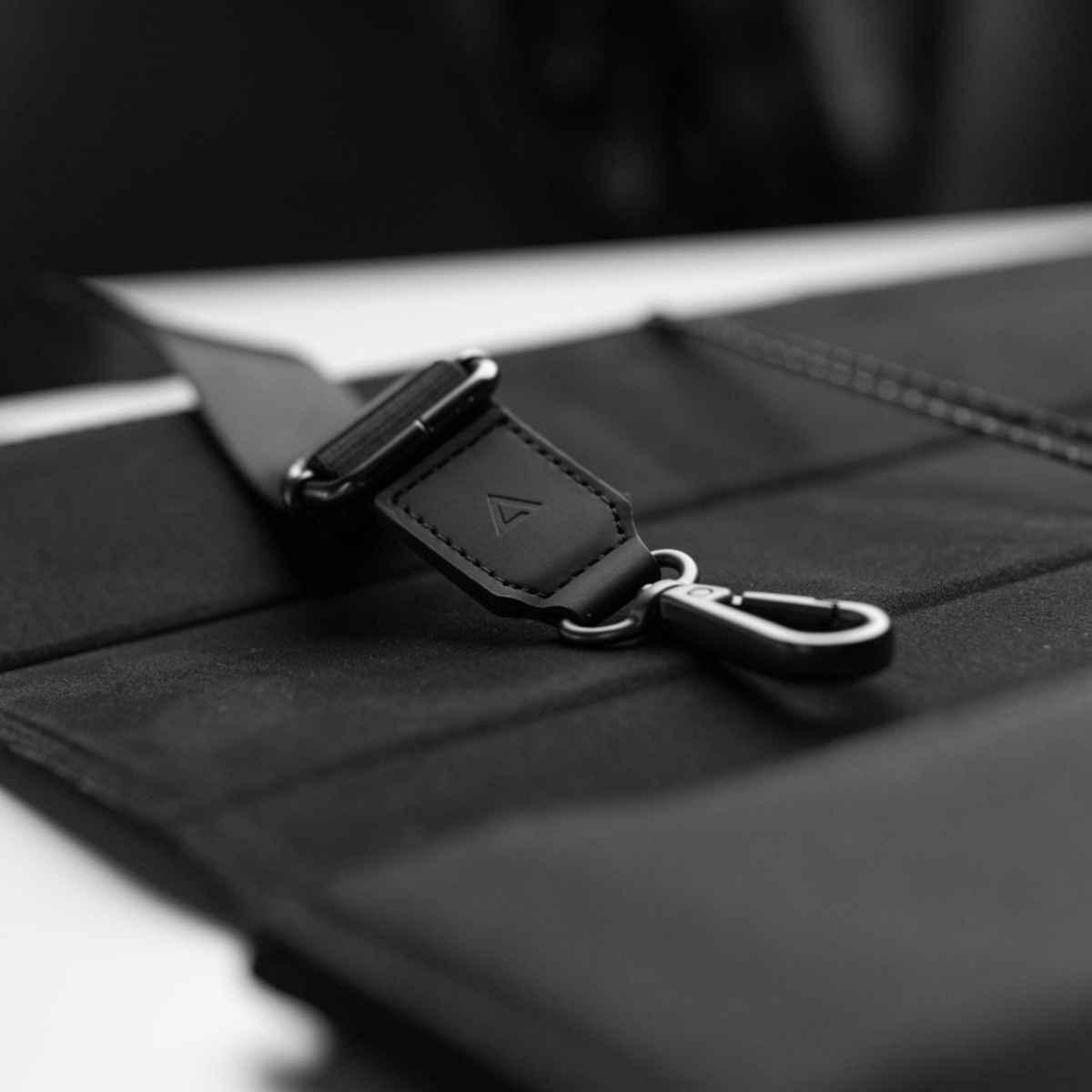 Túi đựng kiêm dựng laptop DeltaHub Formo - 3 in 1 Laptop Bag.