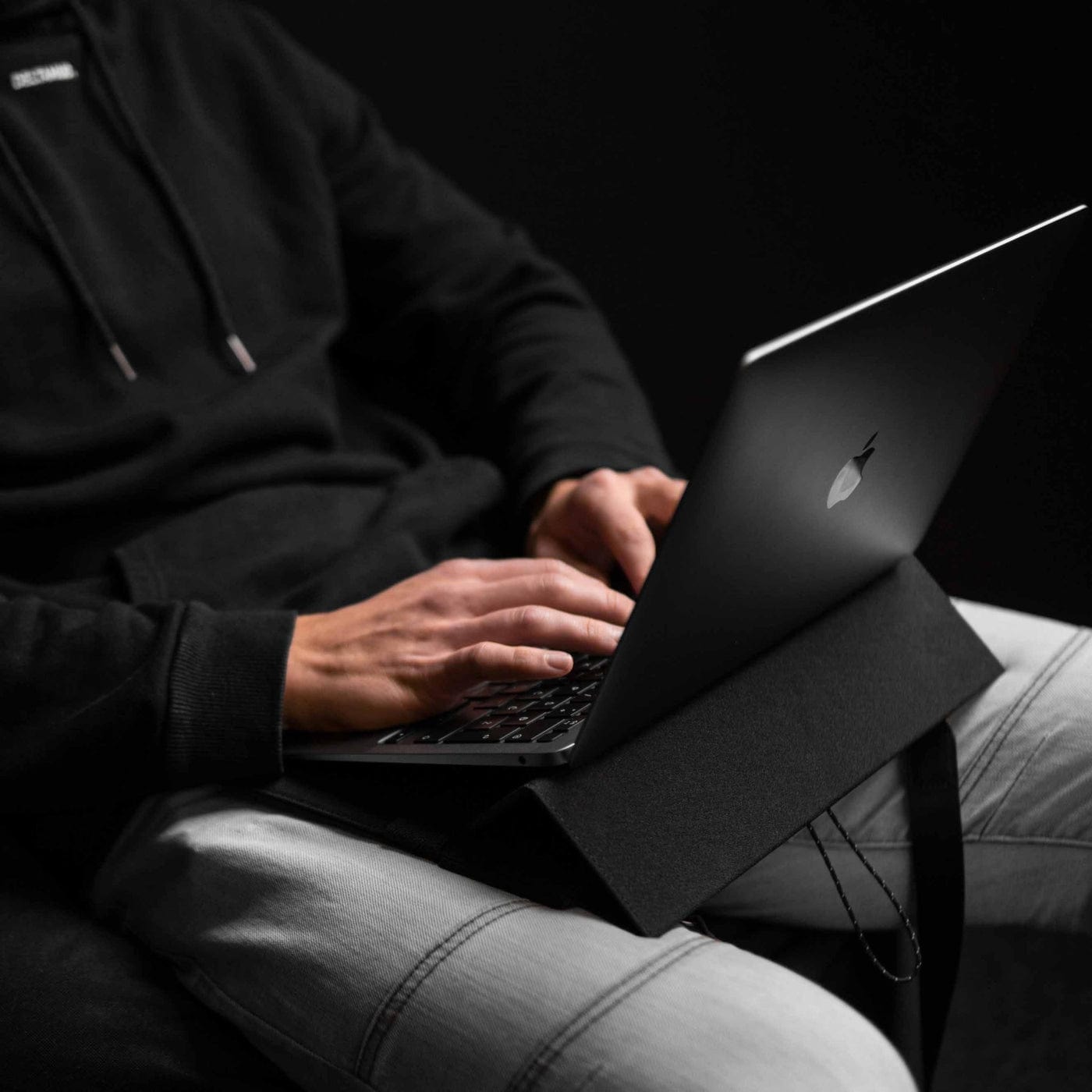 Túi đựng kiêm dựng laptop DeltaHub Formo - 3 in 1 Laptop Bag.