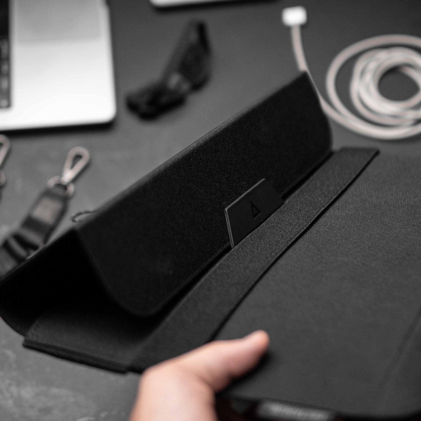 Túi đựng kiêm dựng laptop DeltaHub Formo - 3 in 1 Laptop Bag.