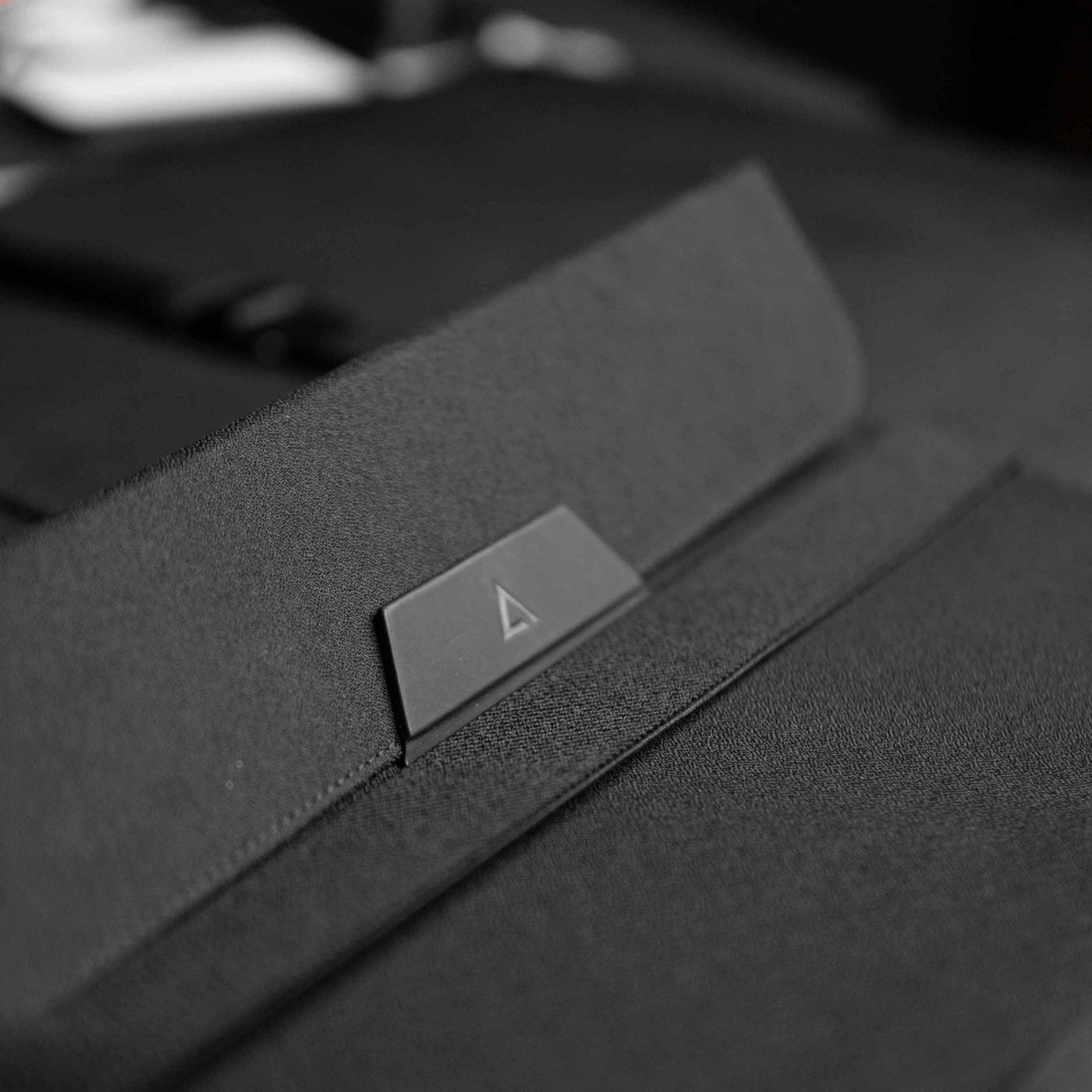 Túi đựng kiêm dựng laptop DeltaHub Formo - 3 in 1 Laptop Bag.