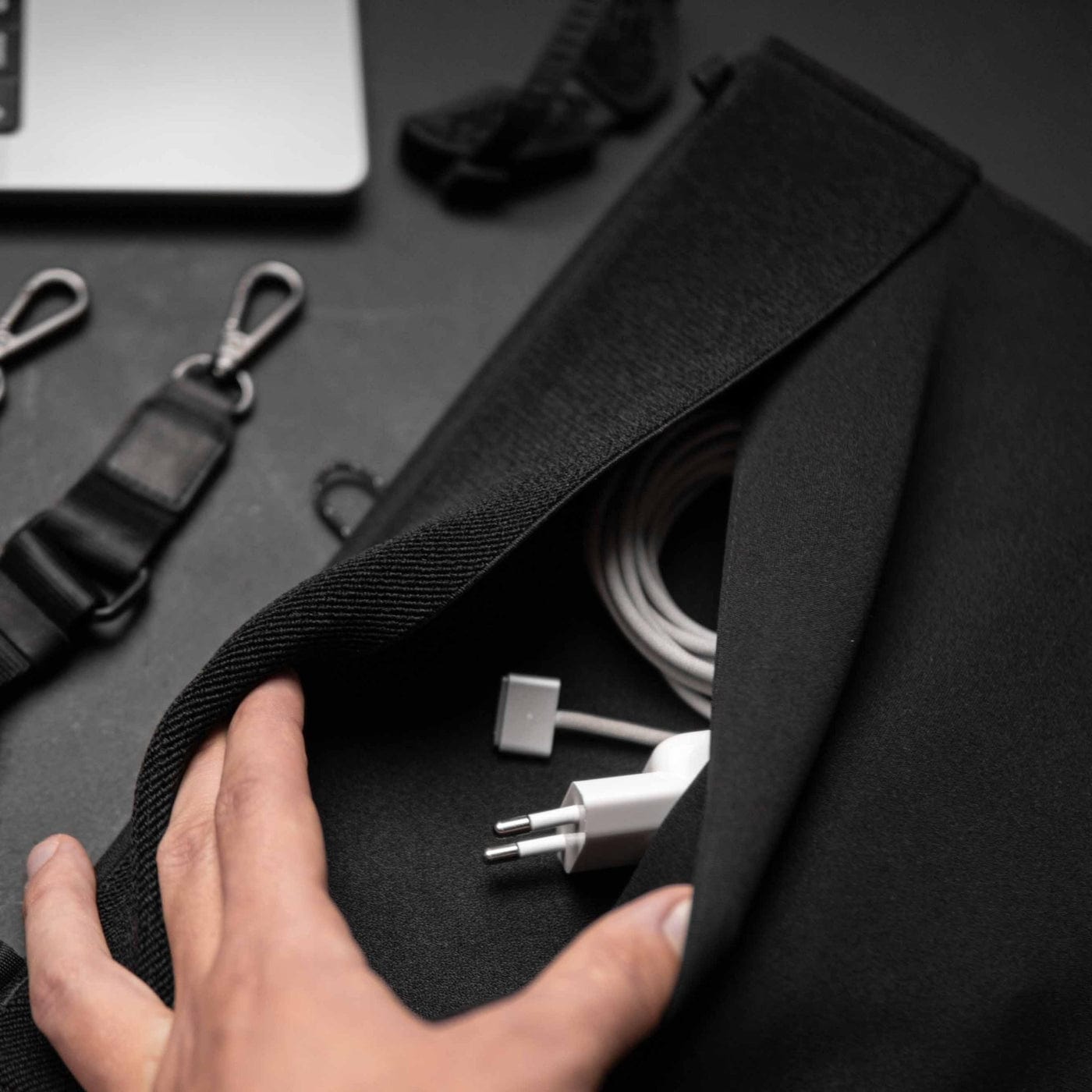Túi đựng kiêm dựng laptop DeltaHub Formo - 3 in 1 Laptop Bag.