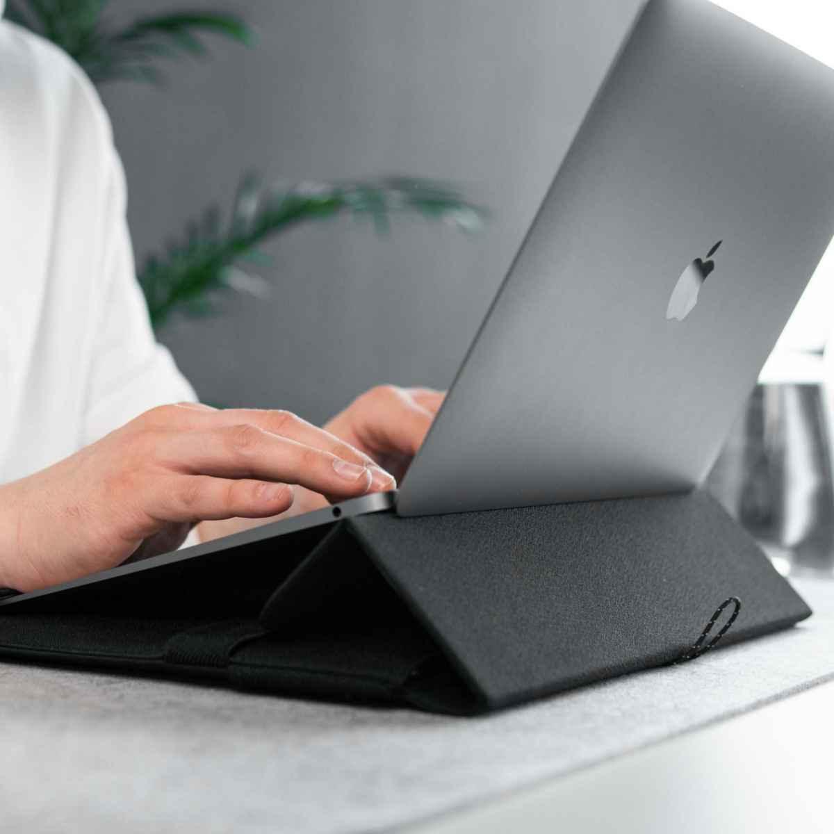 Túi đựng kiêm dựng laptop DeltaHub Formo - 3 in 1 Laptop Bag.
