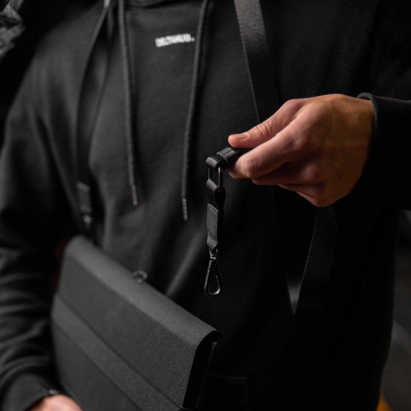 Túi đựng kiêm dựng laptop DeltaHub Formo - 3 in 1 Laptop Bag.