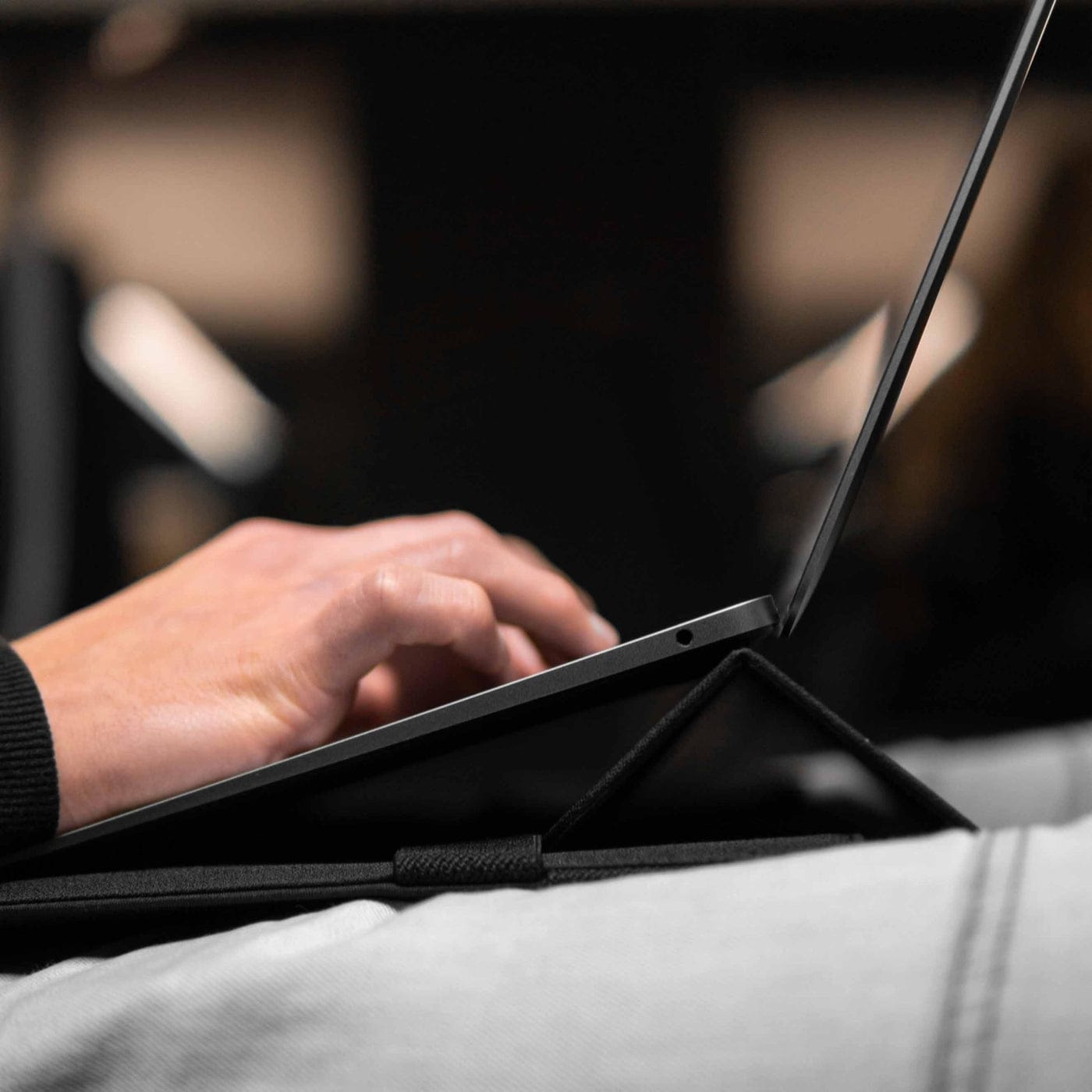 Túi đựng kiêm dựng laptop DeltaHub Formo - 3 in 1 Laptop Bag.