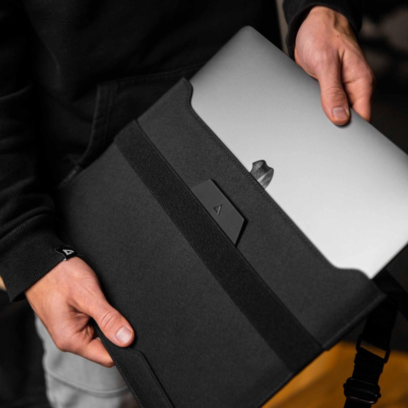 Túi đựng kiêm dựng laptop DeltaHub Formo - 3 in 1 Laptop Bag.